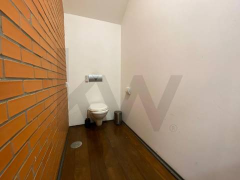 Escritório de 140 m2 para arrendamento em frente ao Rio Douro em Vila Nova Gaia