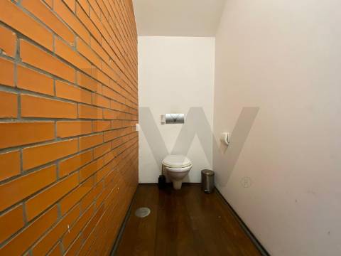 Escritório de 140 m2 para arrendamento em frente ao Rio Douro em Vila Nova Gaia