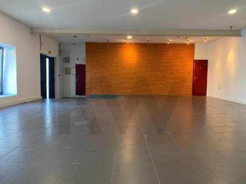 Escritório de 140 m2 para arrendamento em frente ao Rio Douro em Vila Nova Gaia