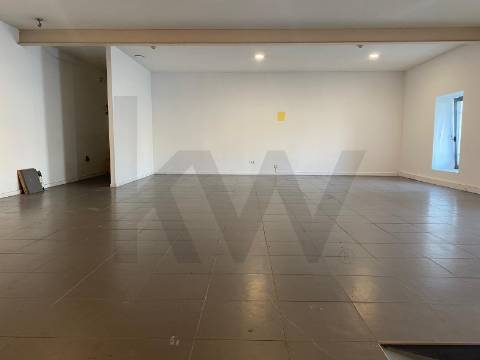 Escritório de 140 m2 para arrendamento em frente ao Rio Douro em Vila Nova Gaia