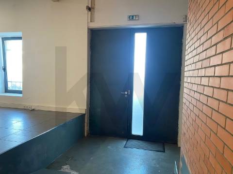 Escritório de 140 m2 para arrendamento em frente ao Rio Douro em Vila Nova Gaia