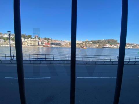 Escritório de 140 m2 para arrendamento em frente ao Rio Douro em Vila Nova Gaia