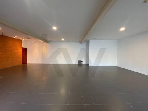 Escritório de 140 m2 para arrendamento em frente ao Rio Douro em Vila Nova Gaia