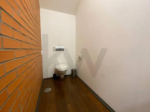 Escritório de 140 m2 para arrendamento em frente ao Rio Douro em Vila Nova Gaia