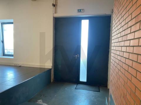 Escritório de 140 m2 para arrendamento em frente ao Rio Douro em Vila Nova Gaia