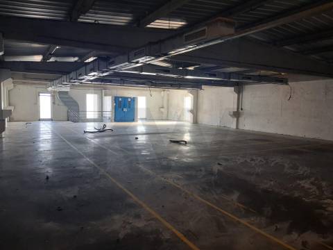 Armazém Versátil com Infraestrutura Completa e Elevada Eficiência Energética - Vila do Conde