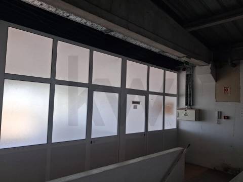 Armazém Versátil com Infraestrutura Completa e Elevada Eficiência Energética - Vila do Conde