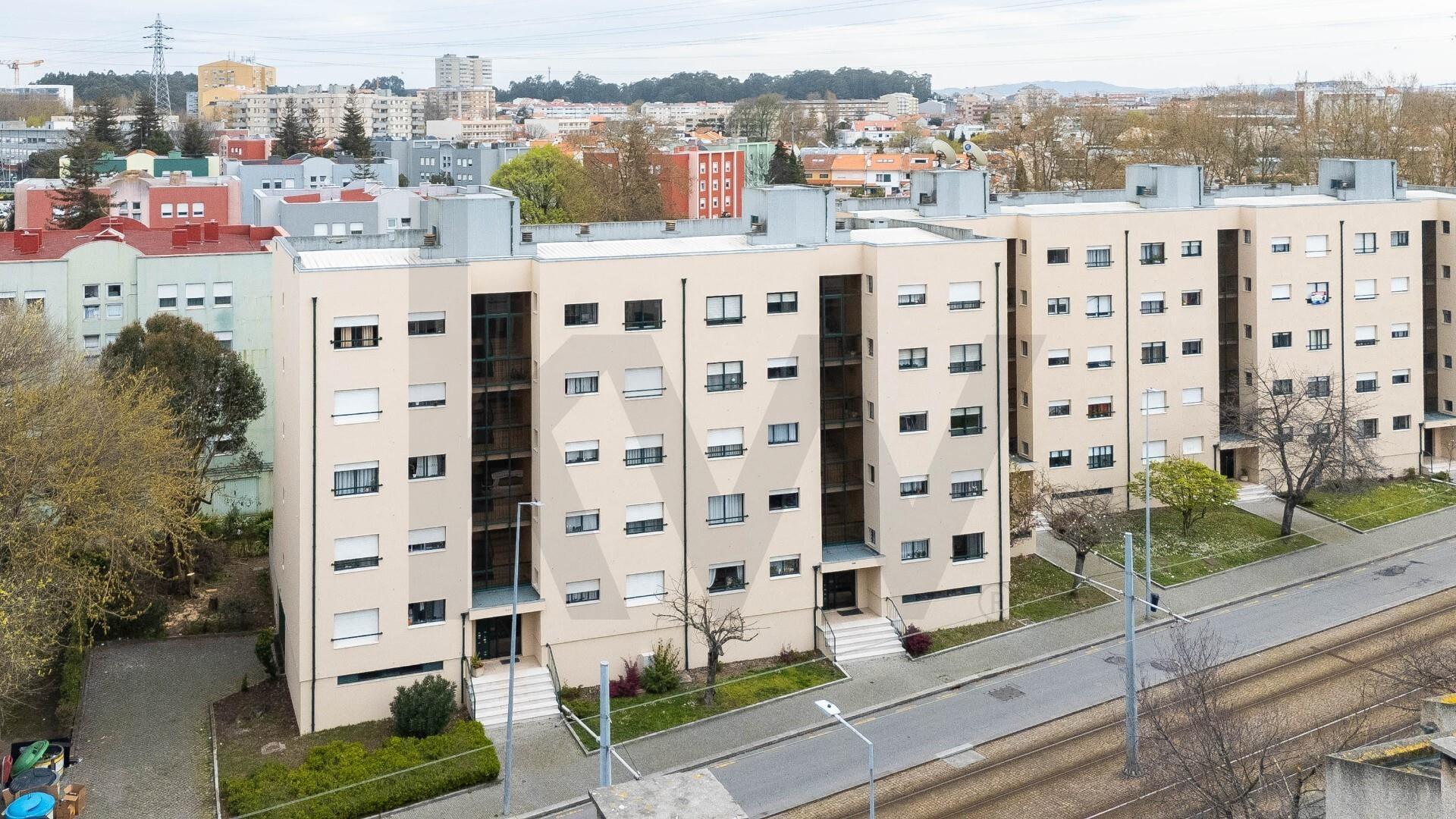 T2 COM GARAGEM BOX, EM SENHORA DA HORA, JUNTO AO METRO