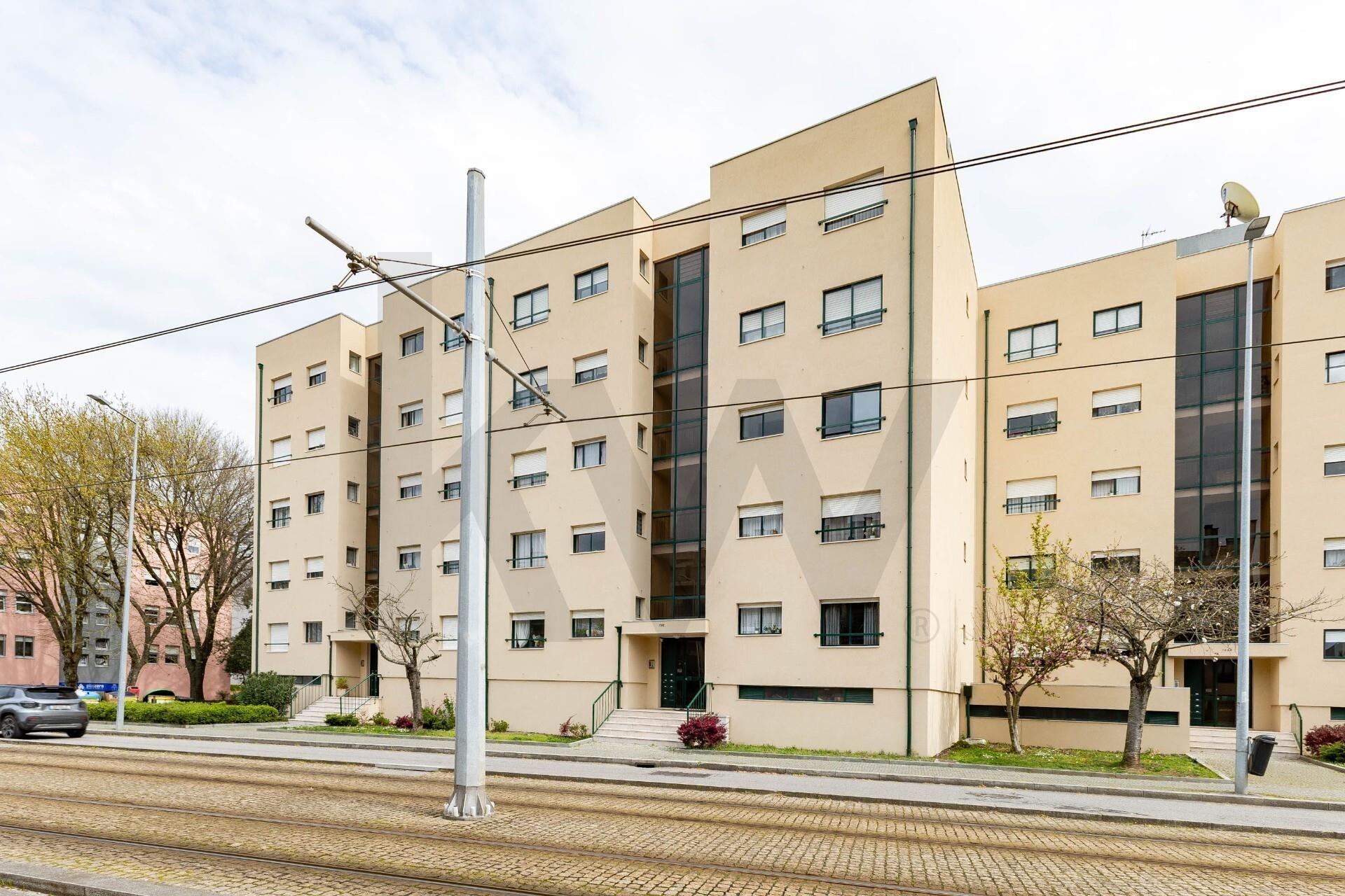 T2 COM GARAGEM BOX, EM SENHORA DA HORA, JUNTO AO METRO