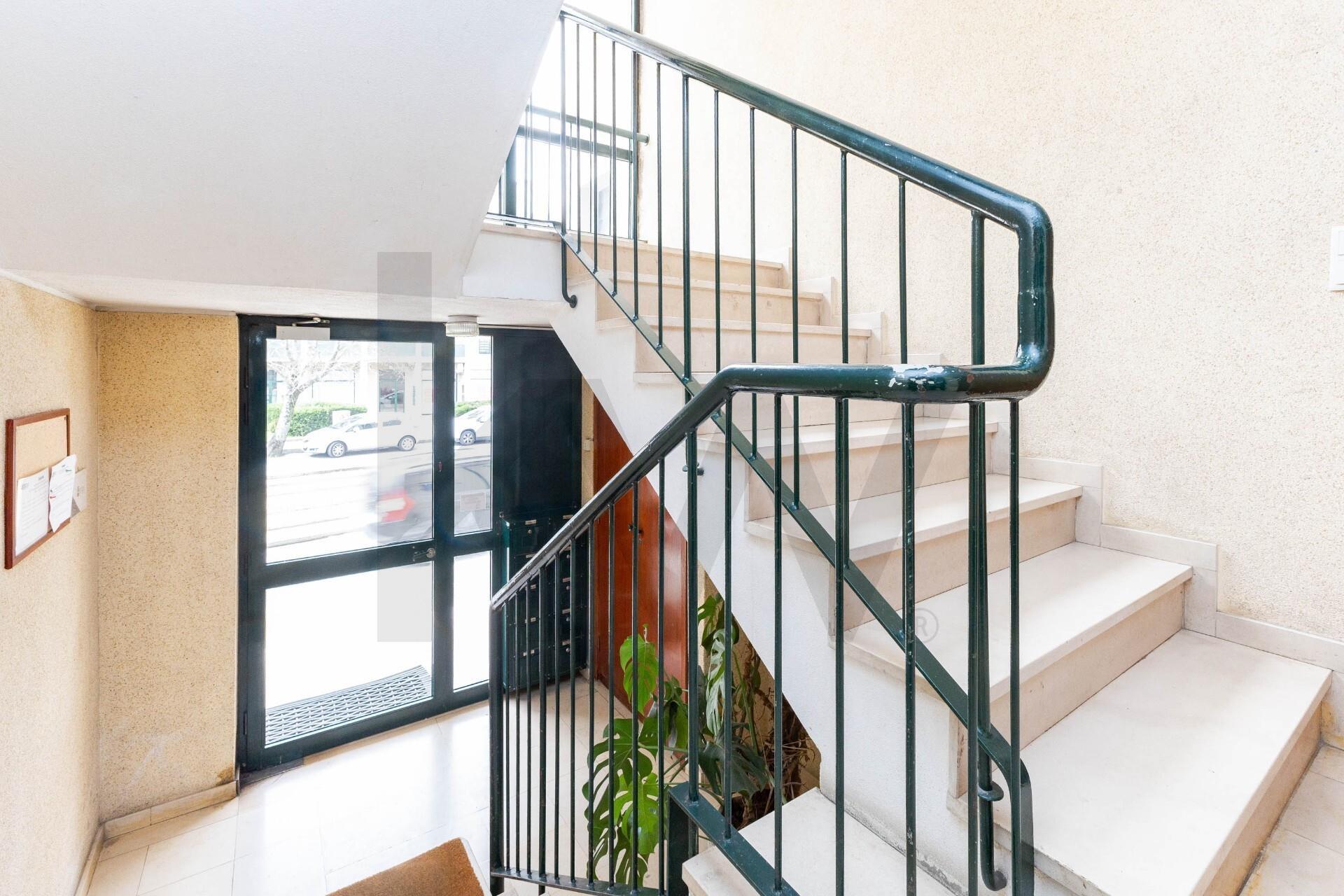 T2 COM GARAGEM BOX, EM SENHORA DA HORA, JUNTO AO METRO