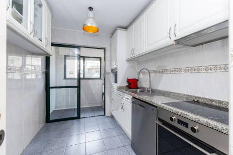 T2 COM GARAGEM BOX, EM SENHORA DA HORA, JUNTO AO METRO