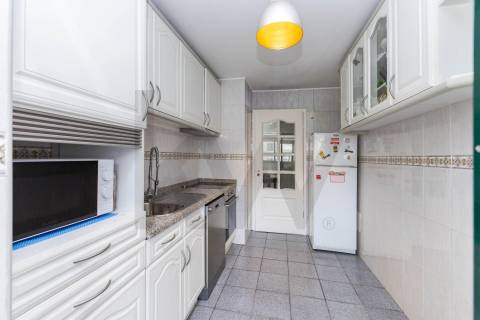 T2 COM GARAGEM BOX, EM SENHORA DA HORA, JUNTO AO METRO