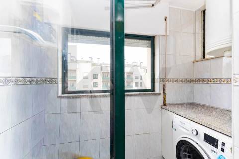 T2 COM GARAGEM BOX, EM SENHORA DA HORA, JUNTO AO METRO