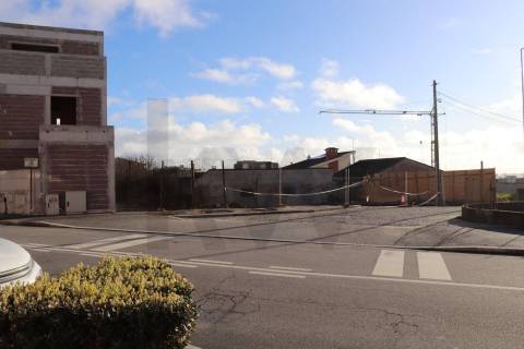 Moradia T3 em construção a 200m praia de Lavra – Arquitetura moderna e elevada eficiência energética