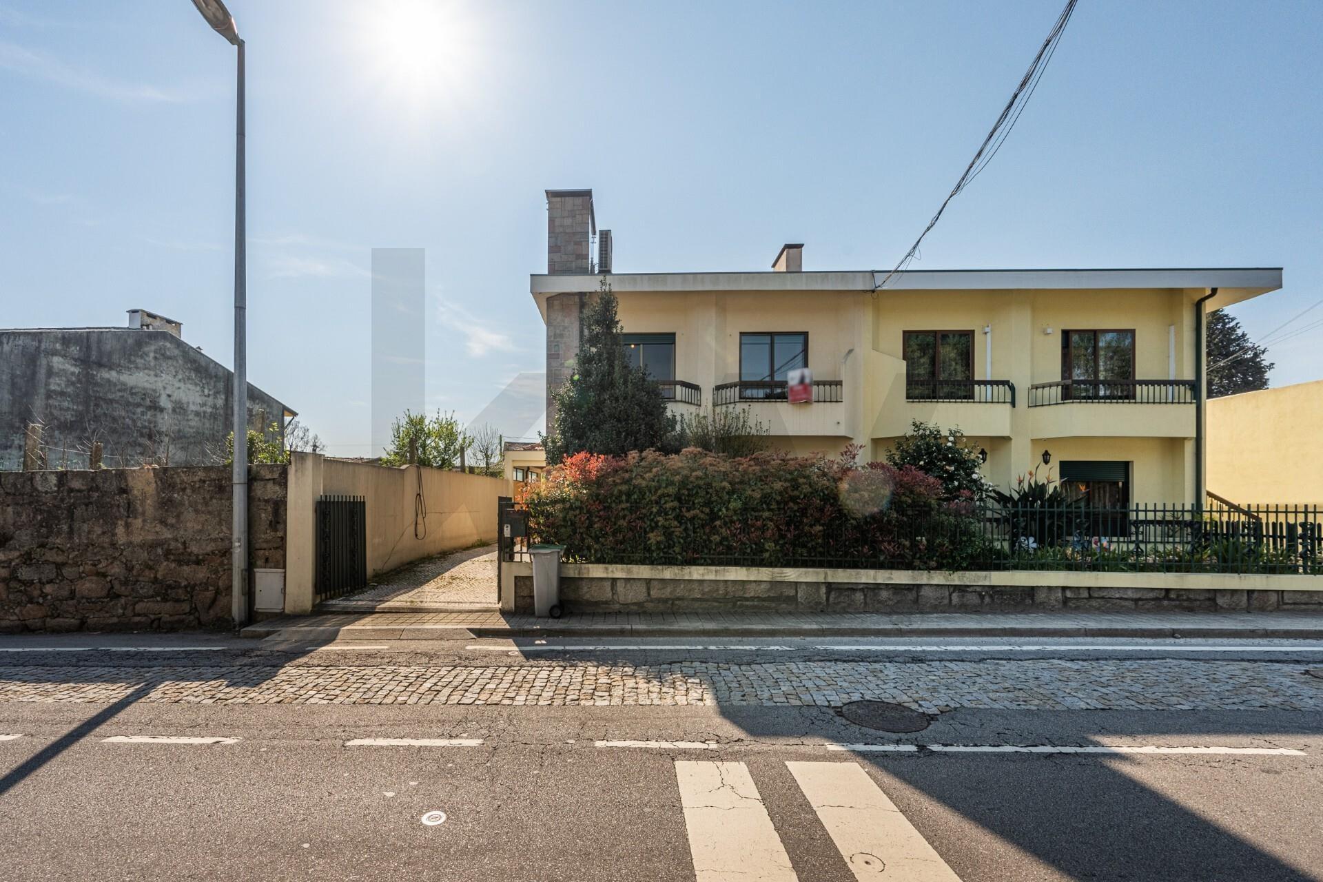 👉 Moradia T4 + 1 c/ garagem no centro de Gueifães🏡