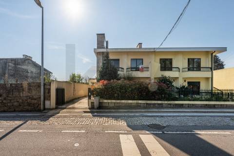 👉 Moradia T4 + 1 c/ garagem no centro de Gueifães🏡