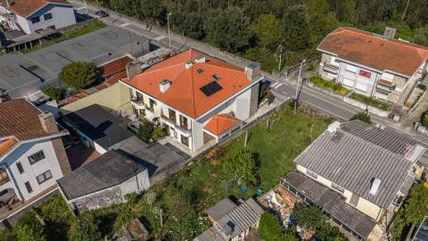 👉 Moradia T4 + 1 c/ garagem no centro de Gueifães🏡