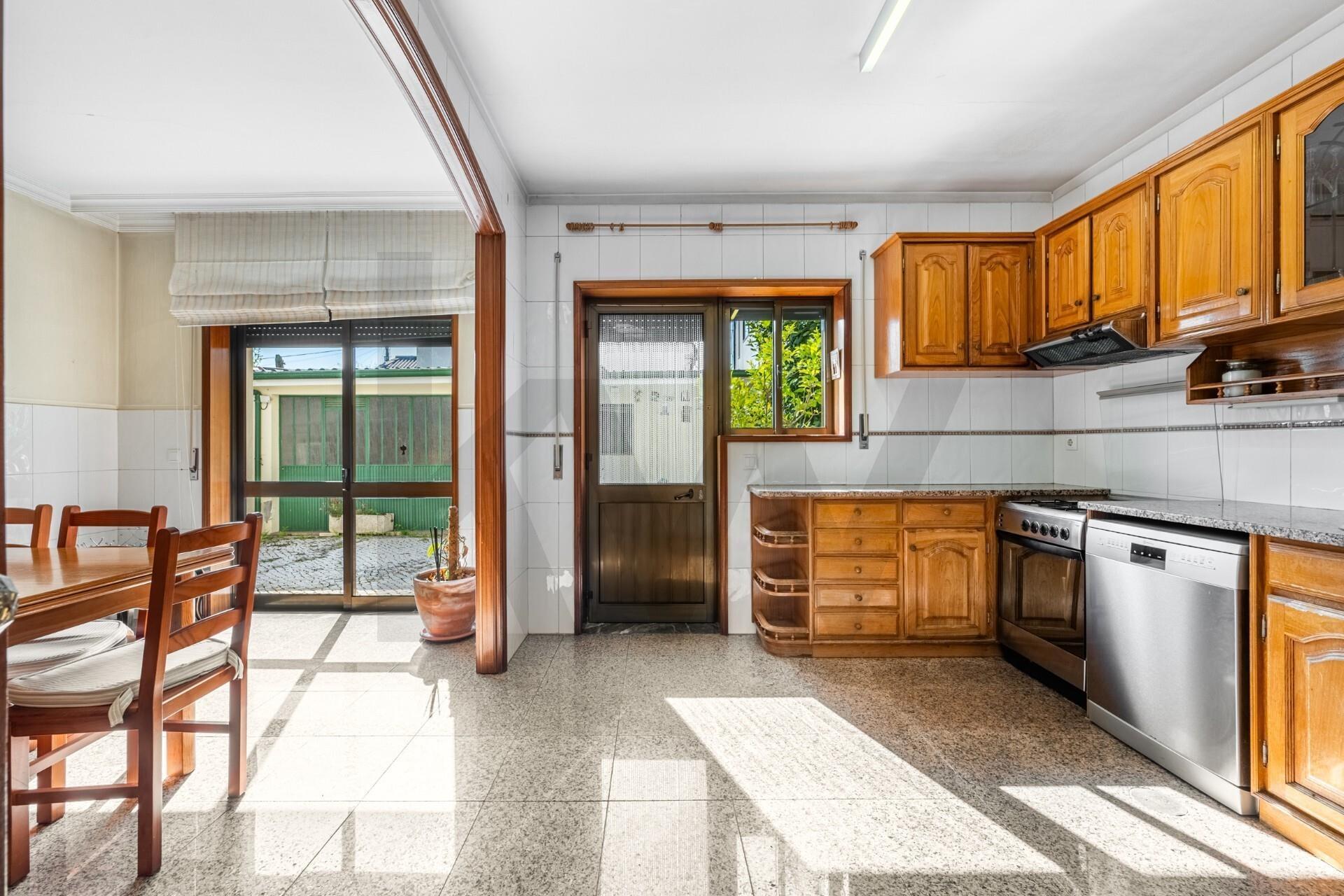 👉 Moradia T4 + 1 c/ garagem no centro de Gueifães🏡