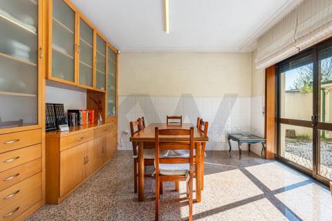 👉 Moradia T4 + 1 c/ garagem no centro de Gueifães🏡