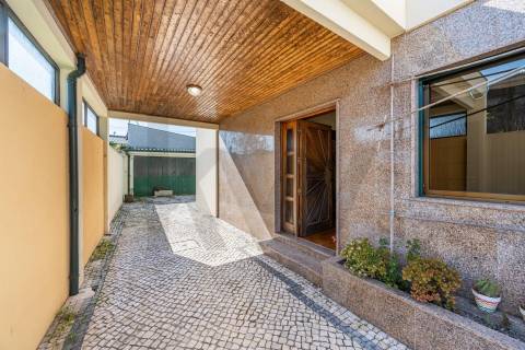 👉 Moradia T4 + 1 c/ garagem no centro de Gueifães🏡