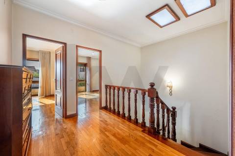 👉 Moradia T4 + 1 c/ garagem no centro de Gueifães🏡