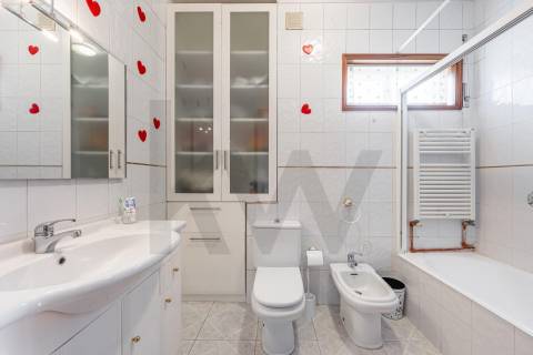 👉 Moradia T4 + 1 c/ garagem no centro de Gueifães🏡