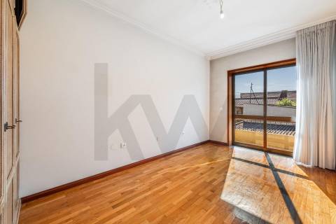 👉 Moradia T4 + 1 c/ garagem no centro de Gueifães🏡