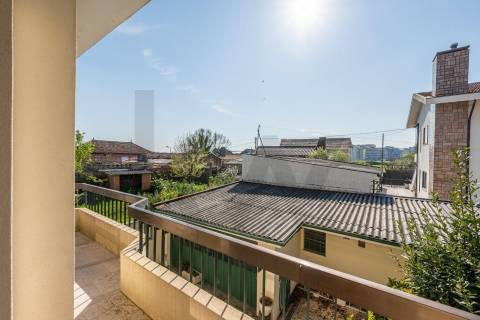 👉 Moradia T4 + 1 c/ garagem no centro de Gueifães🏡