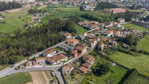 👉 Moradia T4 + 1 c/ garagem no centro de Gueifães🏡