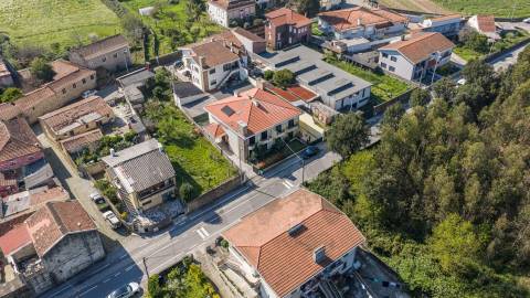 👉 Moradia T4 + 1 c/ garagem no centro de Gueifães🏡