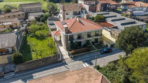 👉 Moradia T4 + 1 c/ garagem no centro de Gueifães🏡