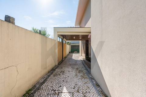 👉 Moradia T4 + 1 c/ garagem no centro de Gueifães🏡