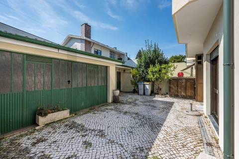 👉 Moradia T4 + 1 c/ garagem no centro de Gueifães🏡