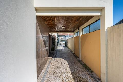 👉 Moradia T4 + 1 c/ garagem no centro de Gueifães🏡