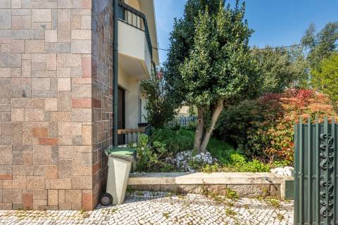 👉 Moradia T4 + 1 c/ garagem no centro de Gueifães🏡