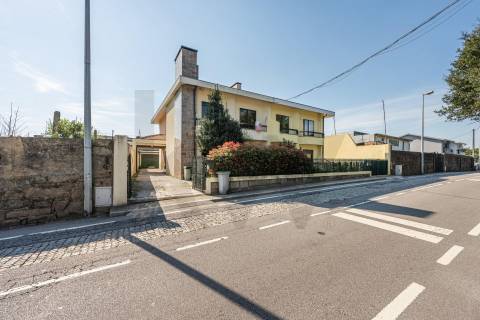 👉 Moradia T4 + 1 c/ garagem no centro de Gueifães🏡