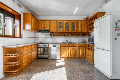 👉 Moradia T4 + 1 c/ garagem no centro de Gueifães🏡