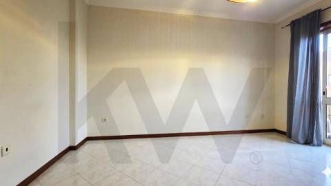 🏡  ARRENDAMENTO T1, com Varanda, Garagem e Elevador, Vilar do Andorinho, V. N. de Gaia