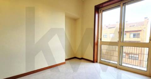 🏡  ARRENDAMENTO T1, com Varanda, Garagem e Elevador, Vilar do Andorinho, V. N. de Gaia