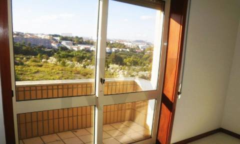 🏡  ARRENDAMENTO T1, com Varanda, Garagem e Elevador, Vilar do Andorinho, V. N. de Gaia