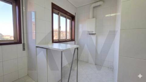 🏡  ARRENDAMENTO T1, com Varanda, Garagem e Elevador, Vilar do Andorinho, V. N. de Gaia