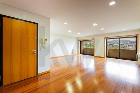 Apartamento T3, em Nogueiró Braga.