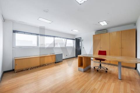 🚀 Edifício Comercial e Industrial com 1.584 m2 em Espinho (Silvalde) – Elevada versatilidade