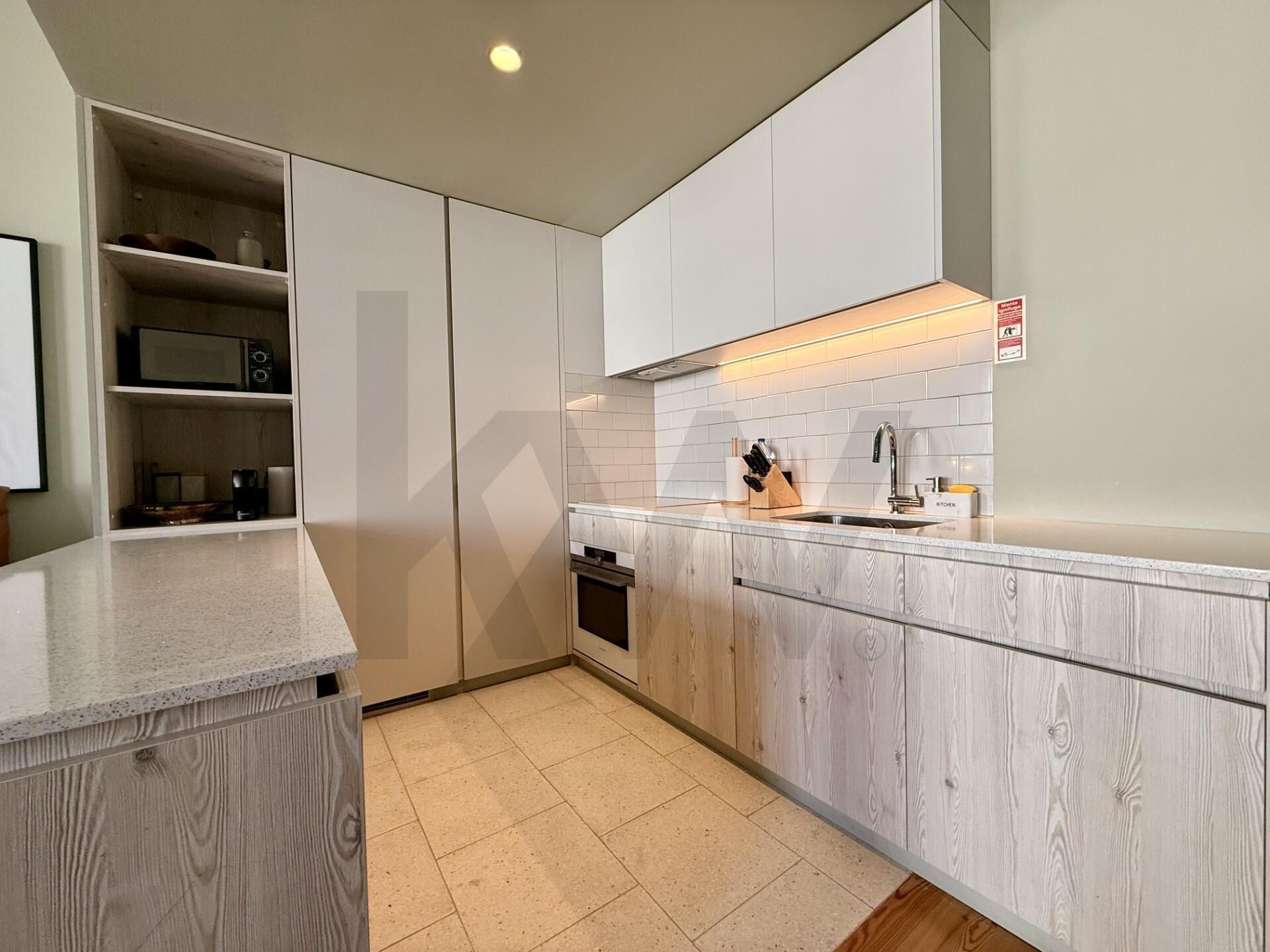 Apartamento T1+1 na Foz, Edifício Gireu - Design Contemporâneo e Luz no Coração da Foz