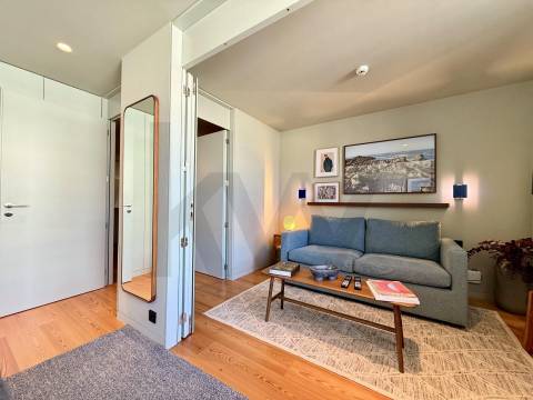 Apartamento T1+1 na Foz, Edifício Gireu - Design Contemporâneo e Luz no Coração da Foz