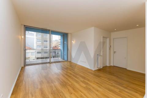 T2 Moderno em Matosinhos Sul com Varanda e Garagem – Perto da Praia e Metro