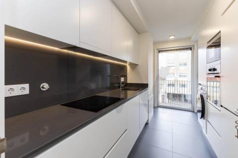 T2 Moderno em Matosinhos Sul com Varanda e Garagem – Perto da Praia e Metro
