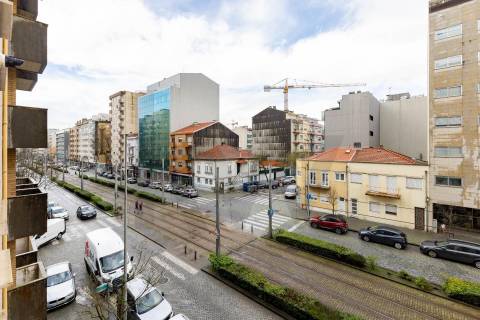 T2 Moderno em Matosinhos Sul com Varanda e Garagem – Perto da Praia e Metro