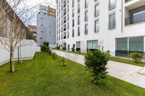 T2 Moderno em Matosinhos Sul com Varanda e Garagem – Perto da Praia e Metro