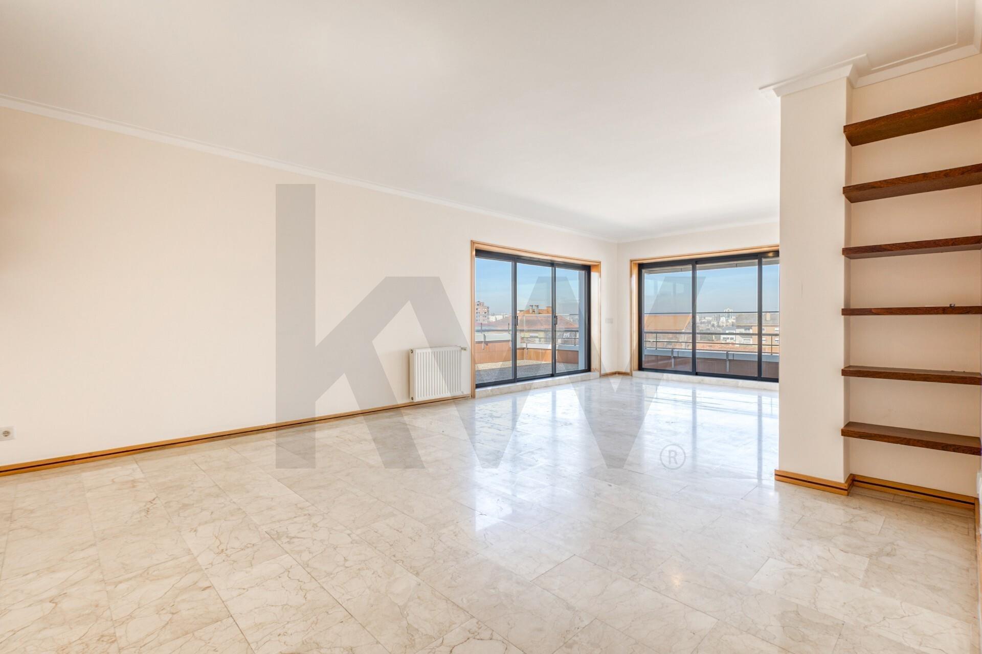 Apartamento T3+1 com Terraço (T4) - Vila Nova de Gaia - Metro VL8